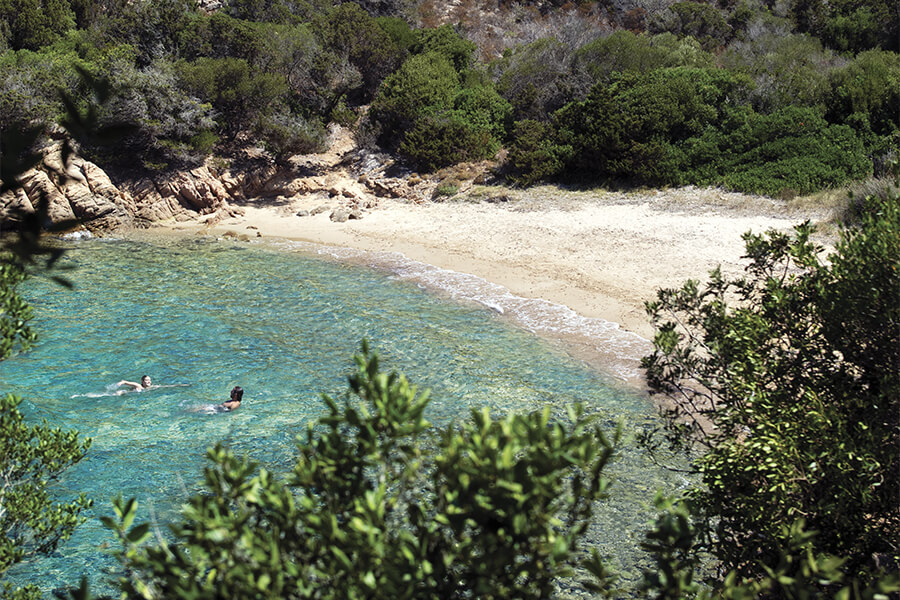 Cala Selvaggia, romantisch und abgeschieden, ist zu Fuß vom Hotel Capo d'Orso Thalasso & SPA erreichbar Forbes und Traveller küren Sardinien zur Destination des Jahres
